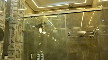 Chuveiro, papel higiênico