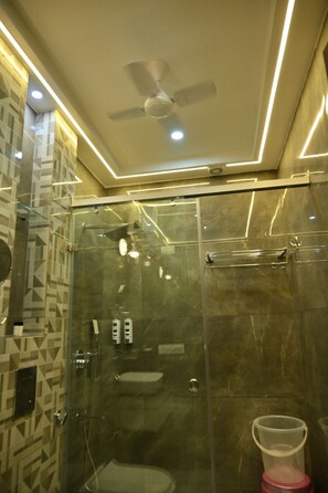 Chuveiro, papel higiênico