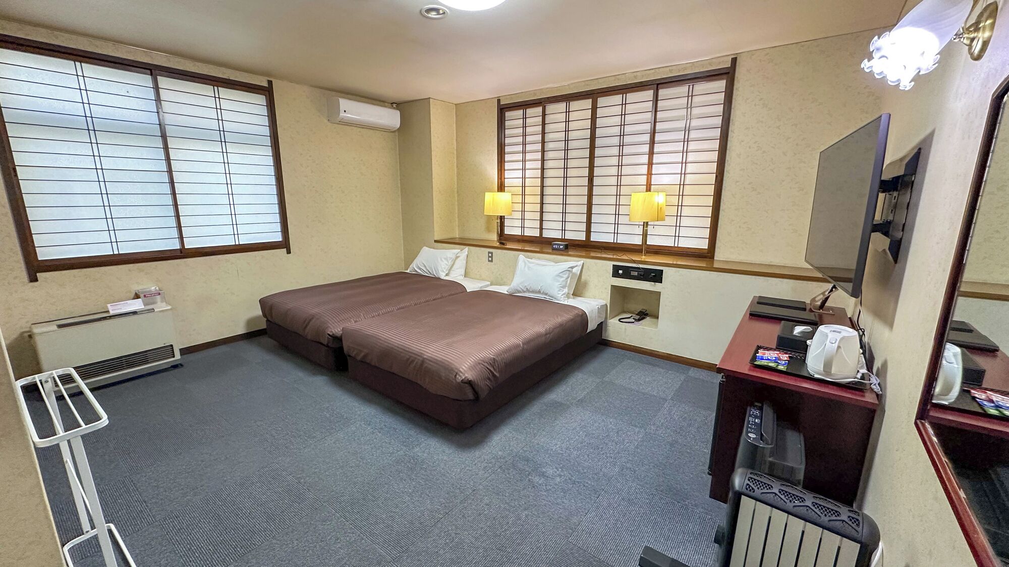 Habitación estándar con 2 camas individuales, vista a la montaña (Corner) | Wifi gratis 