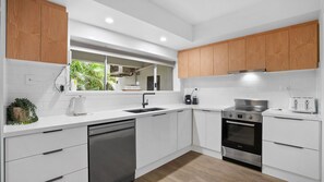 Fridge, microwave, oven, stovetop - Havenwood Townhouse - Modern Coastal Townhouse in Reef Resort Port Douglas with Pool Access (Port Douglas)