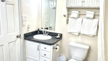 Sèche-cheveux, serviettes fournies, savon, papier toilette