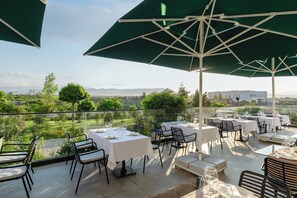 Açık havada yemek servisi