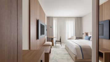 Chambre Double Standard, vue ville | Coffres-forts dans les chambres, bureau