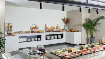 Petit déjeuner buffet (25 AZN par personne)