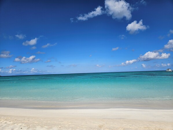 Camastros y toallas de playa