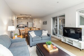 Smart TV, fireplace - Whistler Village Stroll Condo with AC and Free Parking (Whistler)