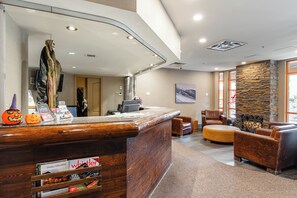 Lobby - Whistler Village Stroll Condo with AC and Free Parking (Whistler)