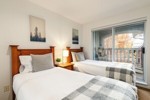 2 bedrooms, iron/ironing board, free WiFi, bed sheets - Whistler Village Stroll Condo with AC and Free Parking (Whistler)