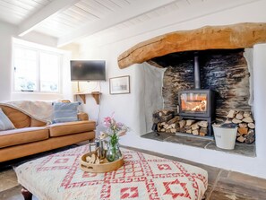 TV, fireplace - 4 bedroom accommodation in Portscatho (Portscatho)