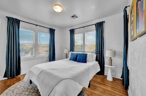 2 bedrooms, iron/ironing board, WiFi