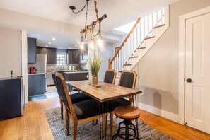 Dining - Historic Annapolis Renovated Rowhouse (c.1885) One Block to City Dock & the U.S. Naval Academy (Annapolis)