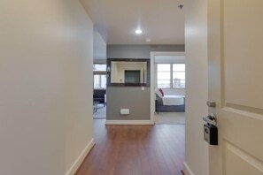 Room - Bright Recently Upgraded Apt – Downtown Location (Portland)