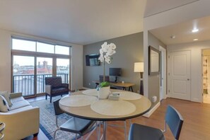 Room - Bright Recently Upgraded Apt – Downtown Location (Portland)