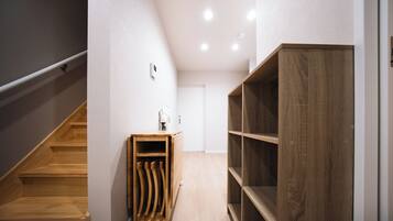 32 インチの薄型テレビ (デジタル放送視聴可)