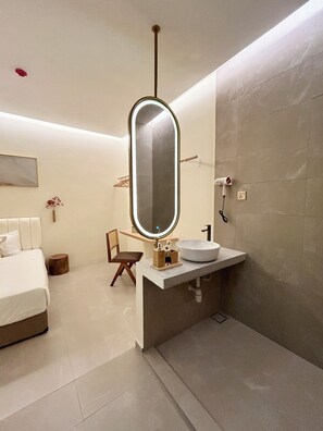 Superior Room, 1 King Bed | Bathroom | Hair dryer, towels, soap, shampoo - ONE18 Boutique Hotel - Kuala Lumpur (Kuala Lumpur)