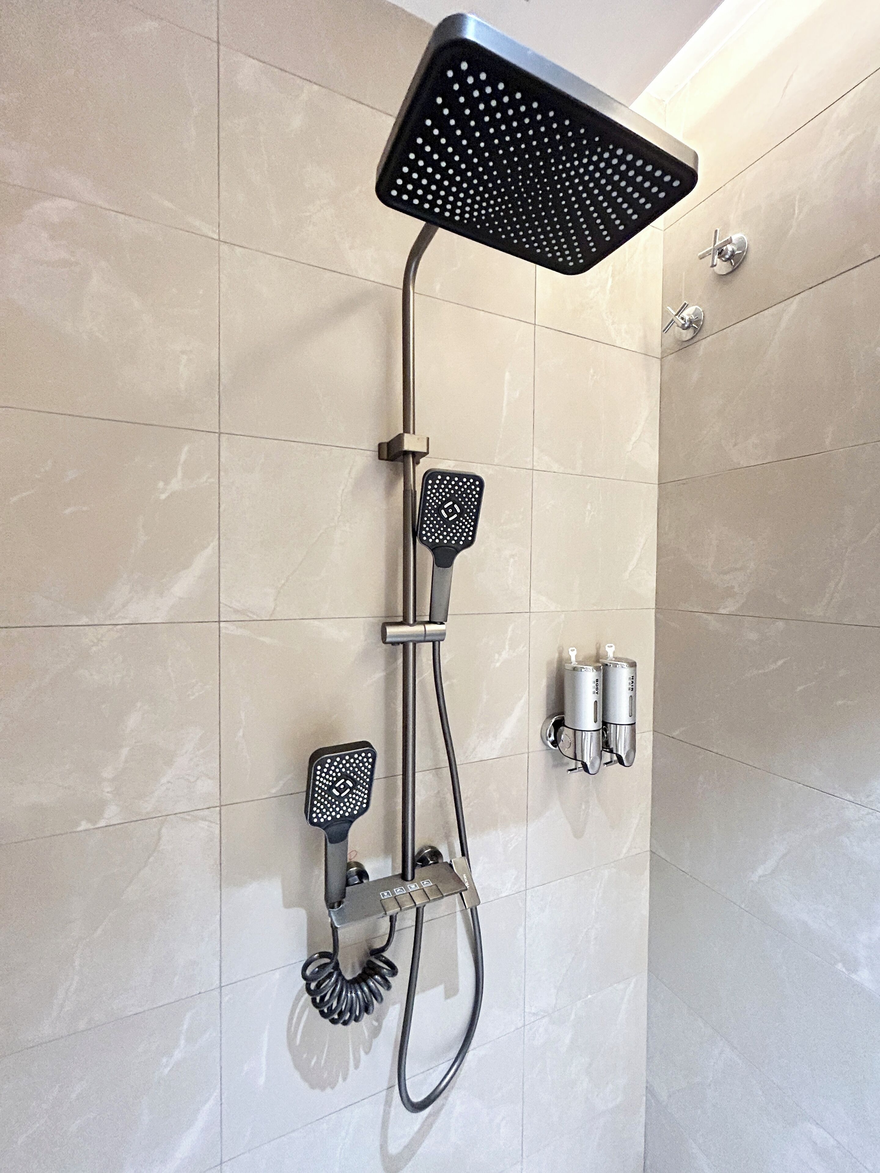 Chambre Triple Deluxe | Salle de bain | Sèche-cheveux, serviettes fournies, savon, shampoing