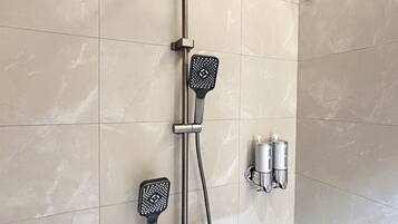 Chambre Triple Deluxe | Salle de bain | SĂšche-cheveux, serviettes fournies, savon, shampoing