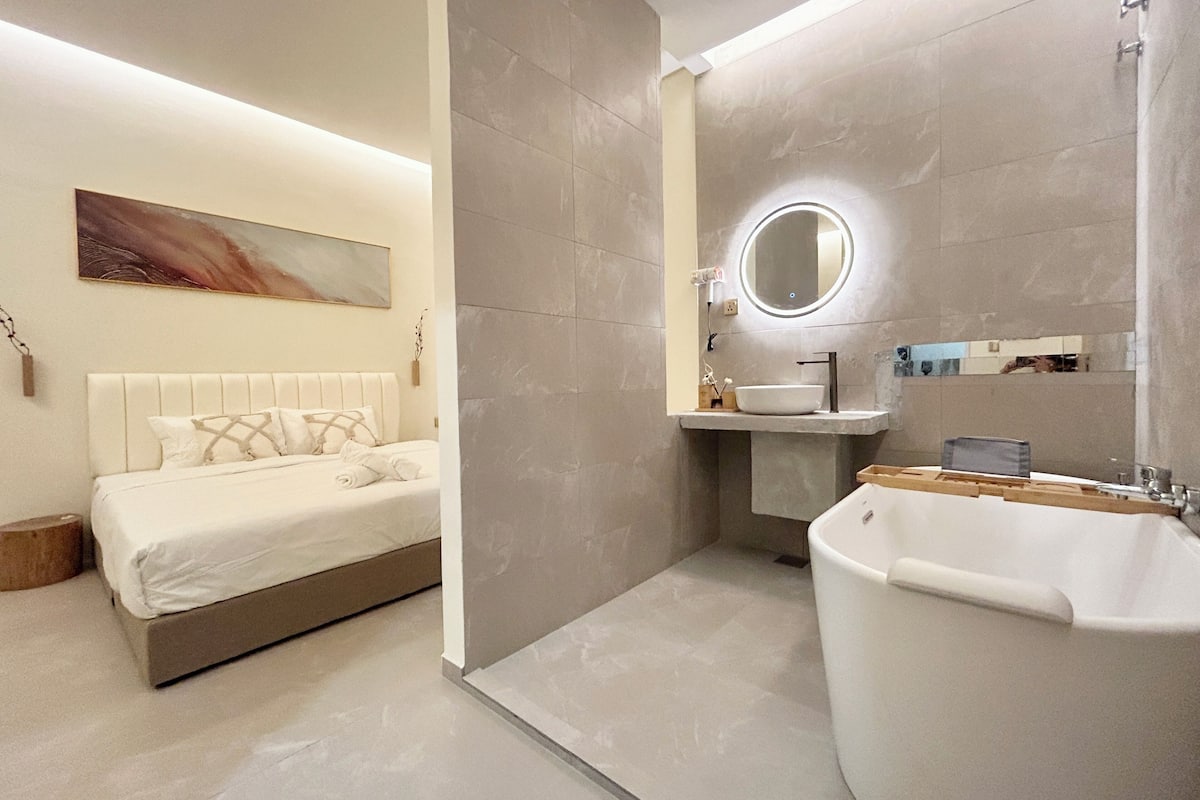 Honeymoon Room, 1 King Bed, Private Bathroom | Bathroom | Hair dryer, bidet, towels, soap