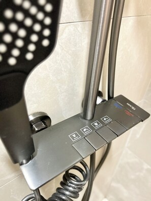 Hand-held showerhead - ONE18 Boutique Hotel - Kuala Lumpur (Kuala Lumpur)
