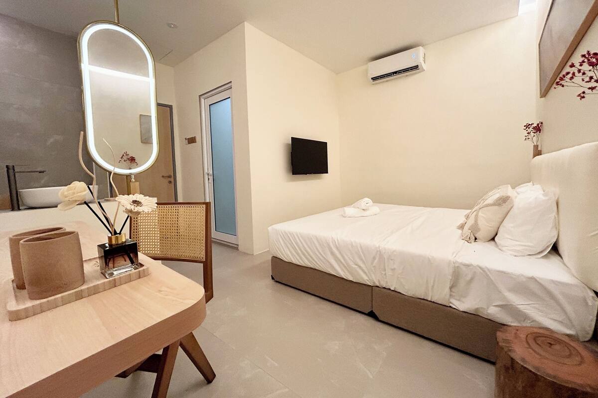 Superior Room, 1 King Bed | WiFi (free)
