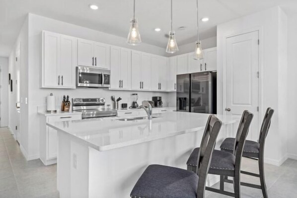 Room - 3 Br, 2.5 BA Villa Sleeps 8! Eve102 (Davenport)