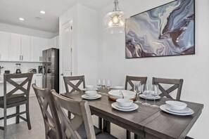 Room - 3 Br, 2.5 BA Villa Sleeps 8! Eve102 (Davenport)