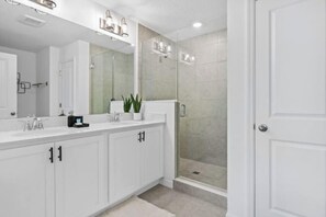 Room - 3 Br, 2.5 BA Villa Sleeps 8! Eve102 (Davenport)