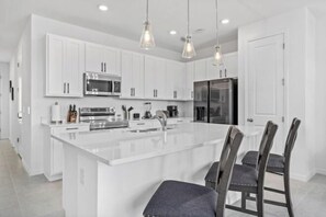 Room - 3 Br, 2.5 BA Villa Sleeps 8! Eve102 (Davenport)