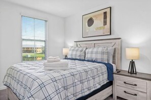 Room - 3 Br, 2.5 BA Villa Sleeps 8! Eve102 (Davenport)