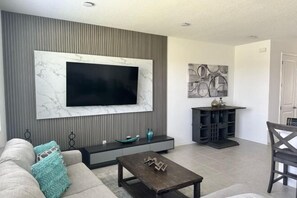 Room - 3 Br, 2.5 BA Villa Sleeps 8! Eve102 (Davenport)