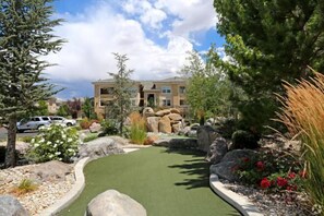 Garden - New Trendy 1BR Apartment with Heated Pool, Gym & Minigolf (Reno)