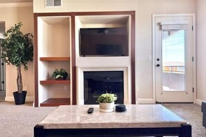 Room - New Cozy & Stylish 1BR with Heated Pool, Relaxing Spa & Sauna (Reno)