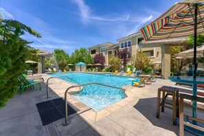 Outdoor pool - New Cozy & Stylish 1BR with Heated Pool, Relaxing Spa & Sauna (Reno)