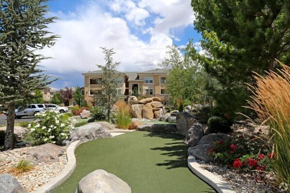 Garden - New Cozy & Stylish 1BR with Heated Pool, Relaxing Spa & Sauna (Reno)