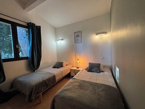 2 chambres, fer et planche à repasser, Wi-Fi gratuit, draps fournis
