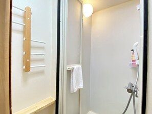 Dusch, hårtork, bidé och handdukar