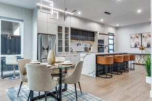 Dining - Luxurious 5-Bedroom Home in the Heart of Dallas (Dallas)