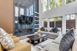 Living area - Luxurious 5-Bedroom Home in the Heart of Dallas (Dallas)