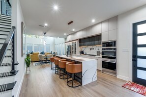 Private kitchen - Luxurious 5-Bedroom Home in the Heart of Dallas (Dallas)