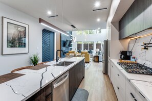 Private kitchen - Luxurious 5-Bedroom Home in the Heart of Dallas (Dallas)
