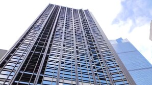 Un immeuble de grande hauteur arborant plusieurs enseignes d’hôtels, notamment « Xiang Hotel » et « Mingrong Hotel ».
