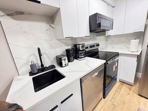 冷蔵庫、電子レンジ、オーブン、コンロ