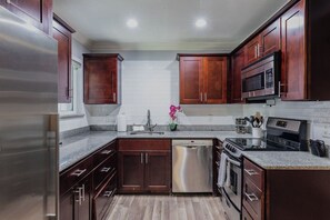 Fridge, microwave, oven, stovetop - 2BR The Raven Flats 02, Hermann Park, Med Center! (Houston)