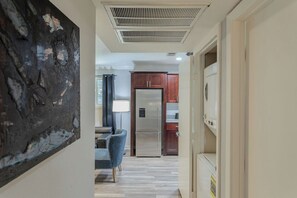 Interior - 2BR The Raven Flats 02, Hermann Park, Med Center! (Houston)