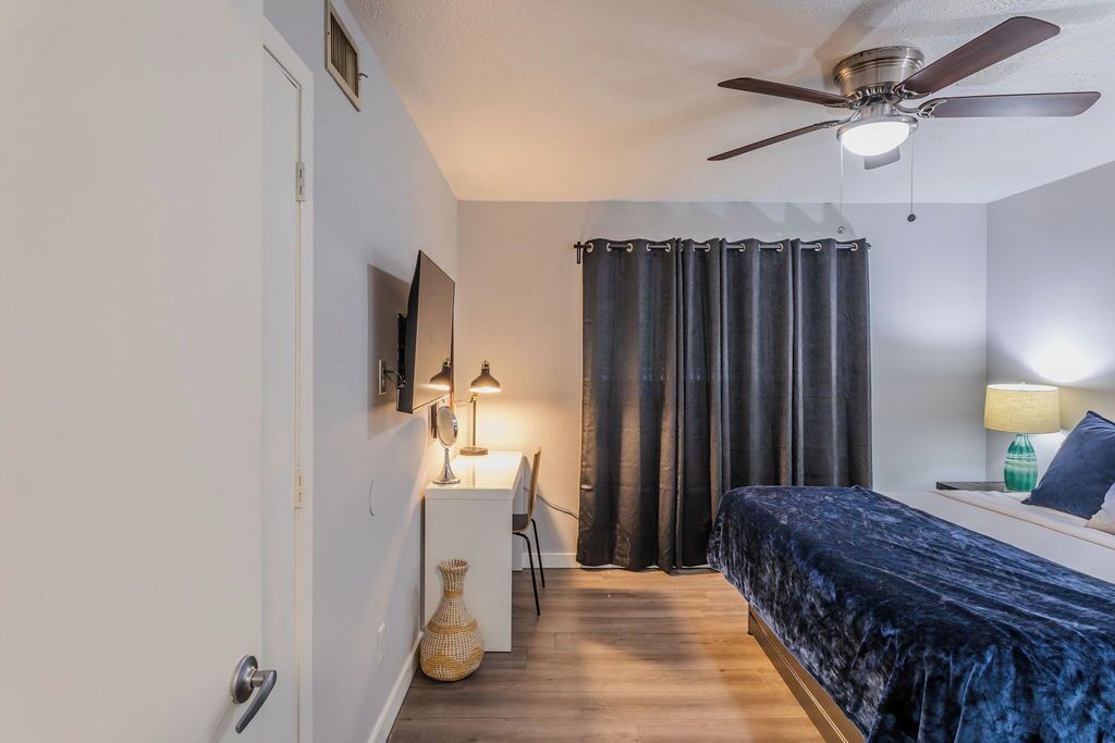 2 habitaciones, escritorio, tabla de planchar con plancha y internet 