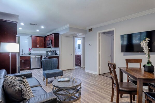 Smart TV - 2BR The Raven Flats 02, Hermann Park, Med Center! (Houston)