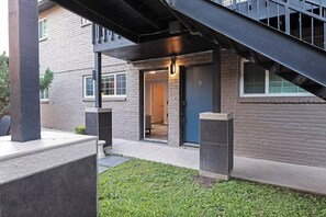 Exterior detail - 2BR The Raven Flats 02, Hermann Park, Med Center! (Houston)