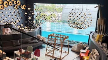 Zona de juegos infantil cubierta