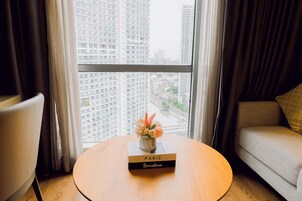 Comfort Suite, 1 King Bed, City View | Living area