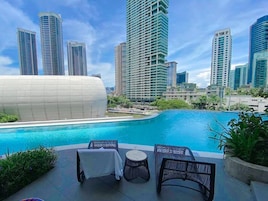 Una piscina al aire libre